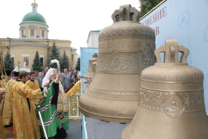 Патриарх Алексий II освящает новый колокол