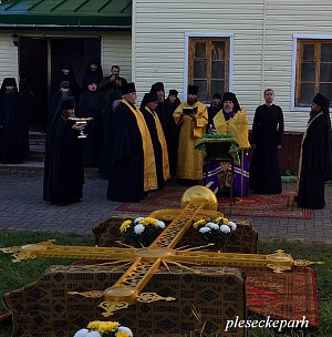 Епископ Александр освятил крест для собора Антониево-Сийского монастыря