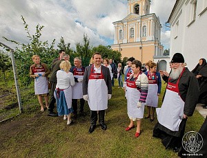 Митрополит Лев возглавил закладку вишневой аллеи в Варлаамо-Хутынском монастыре Новгородской епархии