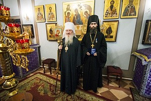 Митрополит Феофан отслужил Литургию в Введенском Кизическом монастыре г. Казани и вручил медаль его настоятелю