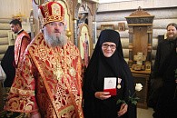 Епископ Никита вручил Патриаршую медаль старшей сестре женской монашеской общины во имя свв. жен-мироносиц Козельской епархии 