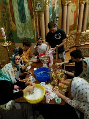 В Воскресенском Новодевичьем монастыре Санкт-Петербурга завершилась работа лагеря для иностранных волонтеров