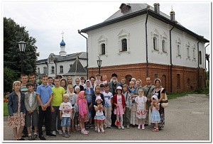 Воскресная школа Богоявленского храма г. Венёва совершила благотворительное паломничество в Рязанский Иоанно-Богословский монастырь