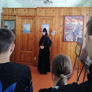 Настоятельница Иверского монастыря в Енисейске провела экскурсию по истории обители для студентов Енисейского многопрофильного техникума 