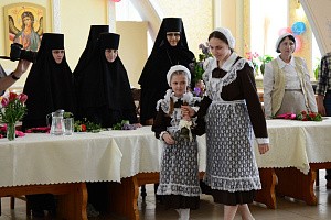Для выпускниц школы при Николо-Сольбинском монастыре  состоялся праздник Последнего звонка
