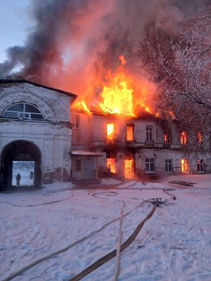 В Александро-Ошевенском монастыре в Каргополе сгорел надвратный храм