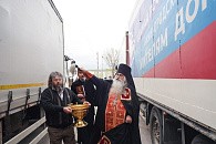 Настоятель Нижегородской Печерской обители совершил молебен и окропил святой водой автомобили с гуманитарным грузом, отправляющиеся в зону СВО