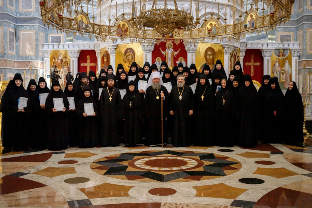 Сестры Ново-Тихвинской обители в Екатеринбурге получили дипломы об окончании курсов для монашествующих