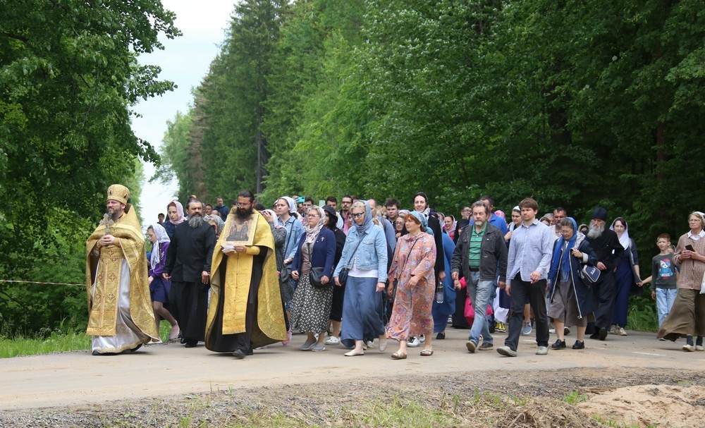 В Неделю Всех святых в Иосифо-Волоцком монастыре прошел традиционный крестный ход во Всехсвятский скит обители