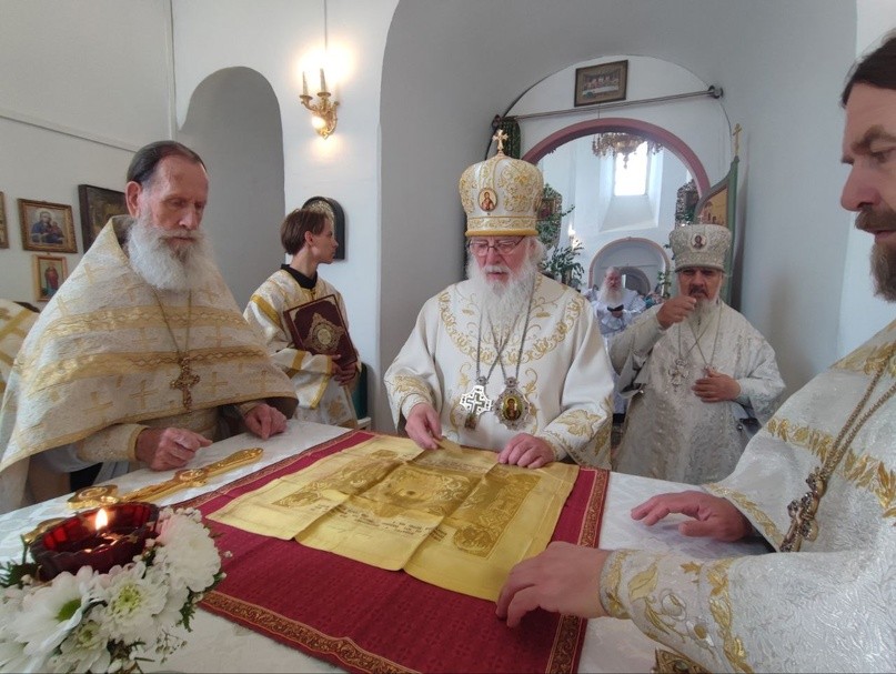 В день Святого Духа митрополит Новгородский Лев возглавил Литургию в Свято-Духовом монастыре