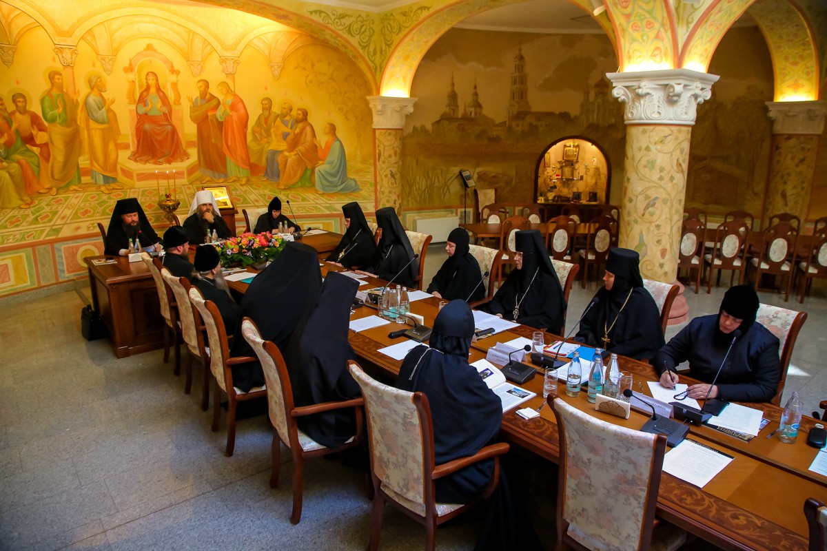 На Московском подворье Дивеевского монастыря состоялось очередное заседание комиссии Межсоборного присутствия по вопросам организации жизни монастырей и монашества