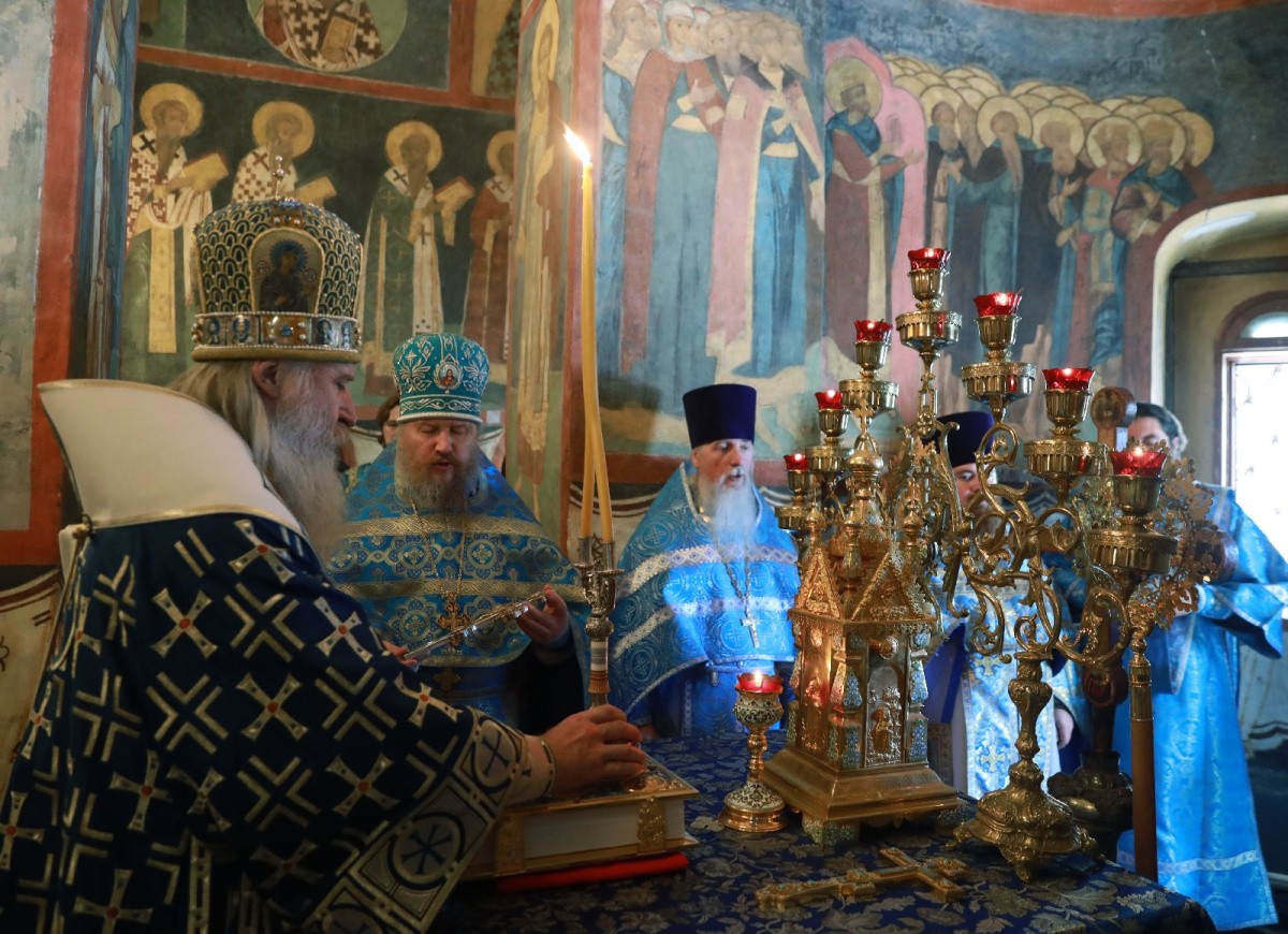 Председатель Синодального отдела по монастырям и монашеству возглавил престольный праздник храма Ризоположения Московского Кремля