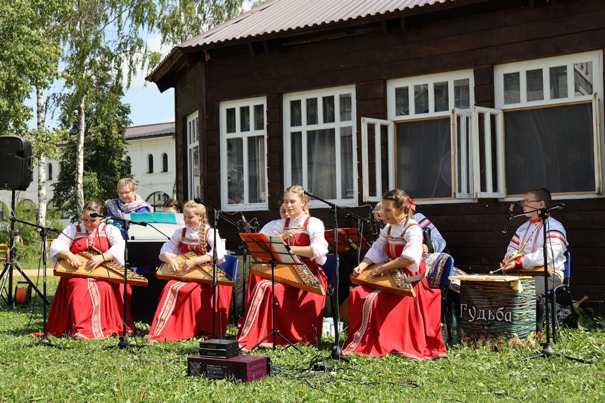 В Николо-Сольбинском монастыре Переславской епархии прошел концерт юных гусляров