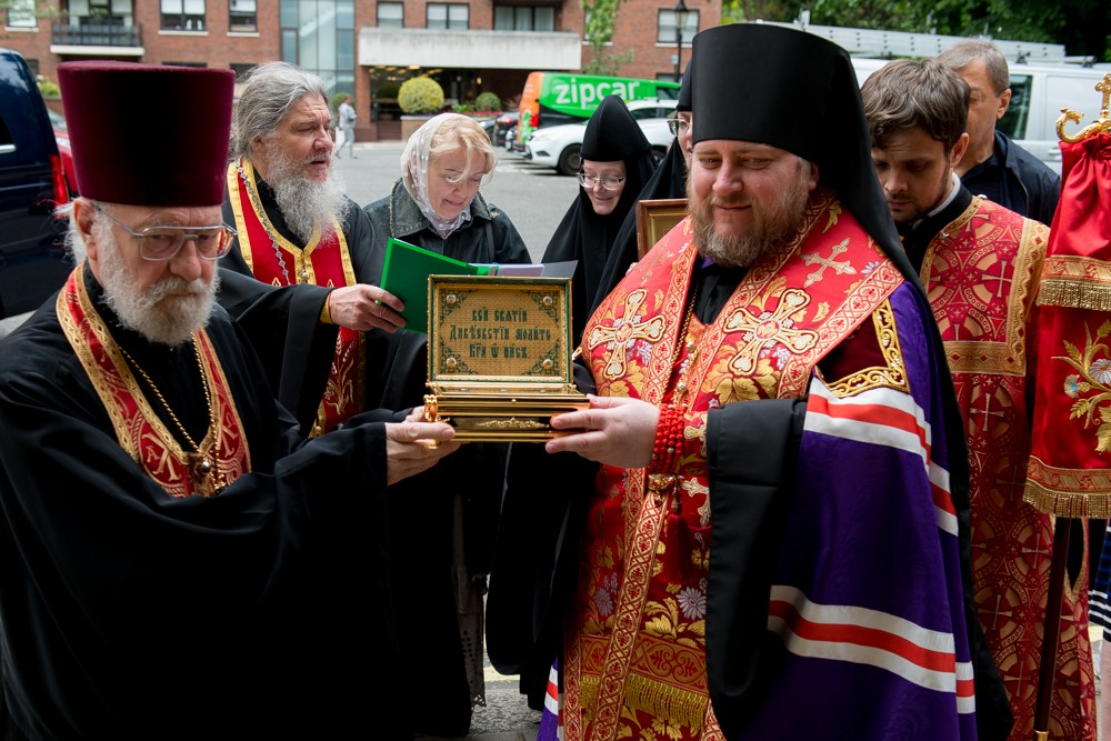 Ковчег с частицами мощей Дивеевских святых прибыл в Успенский кафедральный собор г. Лондона
