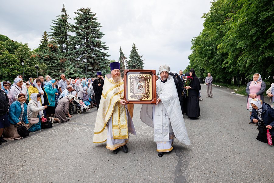Из Жадовского монастыря в Ульяновск прошел ежегодный крестный ход с Жадовской иконой Божией Матери