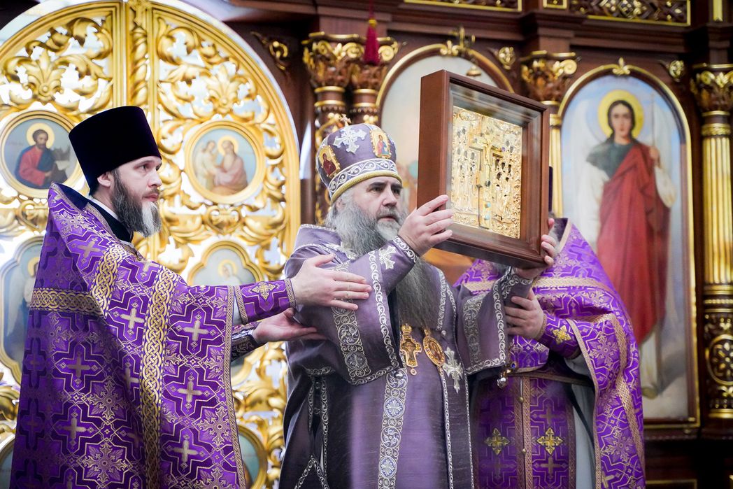 В Крестовоздвиженском монастыре Нижнего Новгорода встретили обретенную икону «Крест с предстоящими»