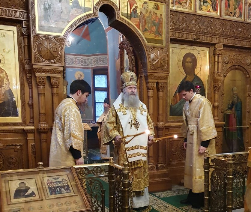 Архиепископ Феогност возглавил Литургию на Московском подворье Оптиной пустыни