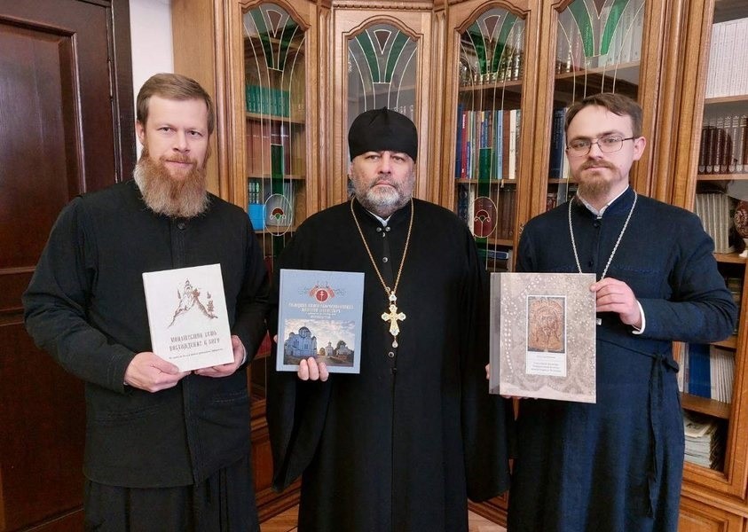 Полоцкий Спасо-Евфросиниевский монастырь передал в дар библиотеке Минской духовной семинарии свои издания