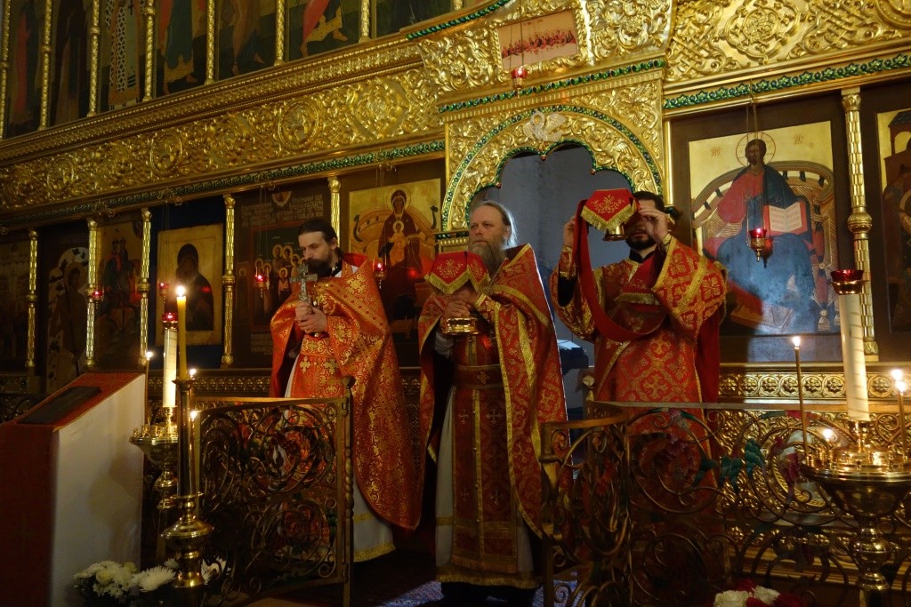Наместник Соловецкой обители совершил литургию в Богородице-Рождественском монастыре