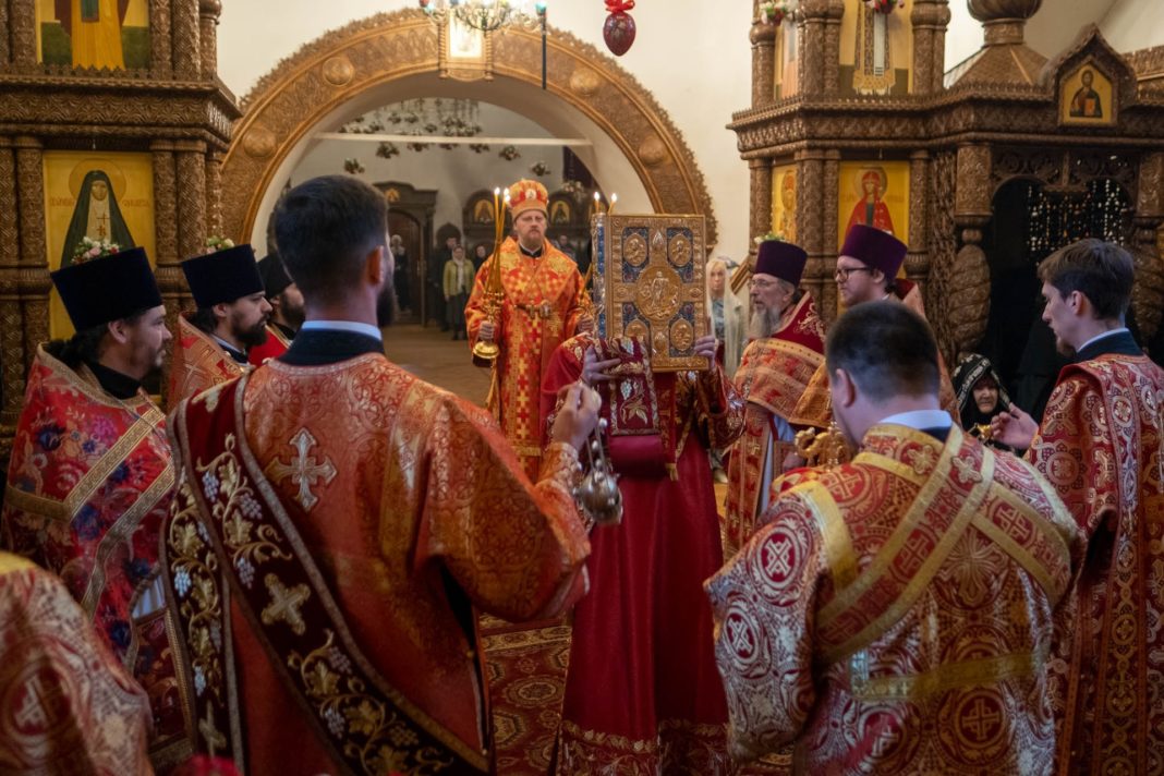 Во вторник Светлой седмицы епископ Переславский Феоктист совершил Литургию в Николо-Сольбинском монастыре