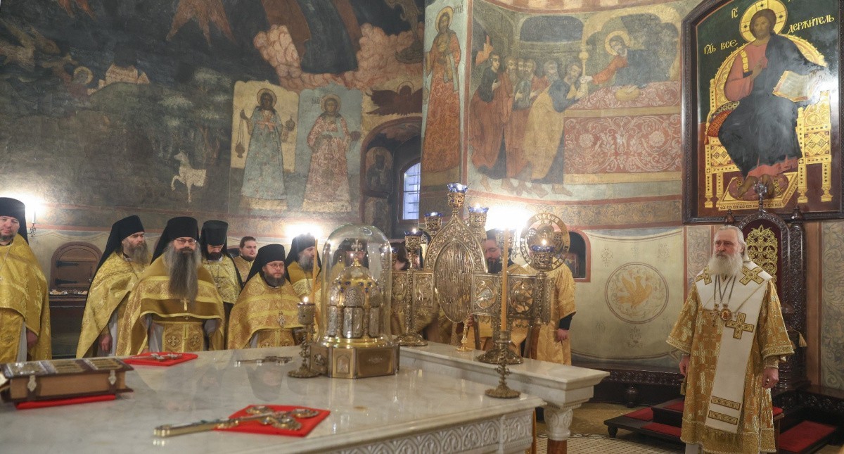 Председатель Синодального отдела по монастырям и монашеству совершил Литургию в Сретенском монастыре Москвы