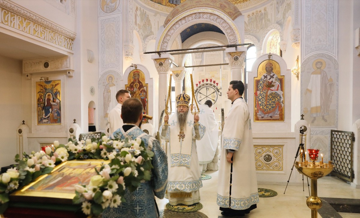 Епископ Солнечногорский Алексий совершил Литургию в Сретенском храме Патриаршего центра духовного развития детей и молодежи