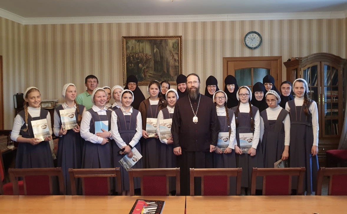 Оптину пустынь посетили воспитанницы приюта при Николо-Сольбинском монастыре 