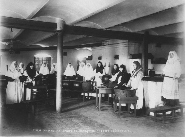 Труды сестер на кухне