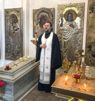 Митрополит Амвросий служит панихиду в часовне у гробниц блаженных стариц