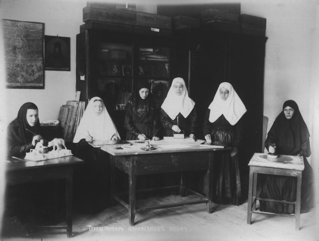 Труды сестер, переводящих иконы