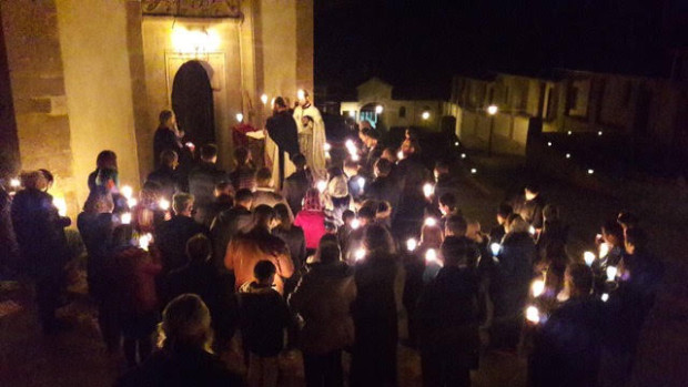 Верующие Монастыря Драганац на Пасхальной службе