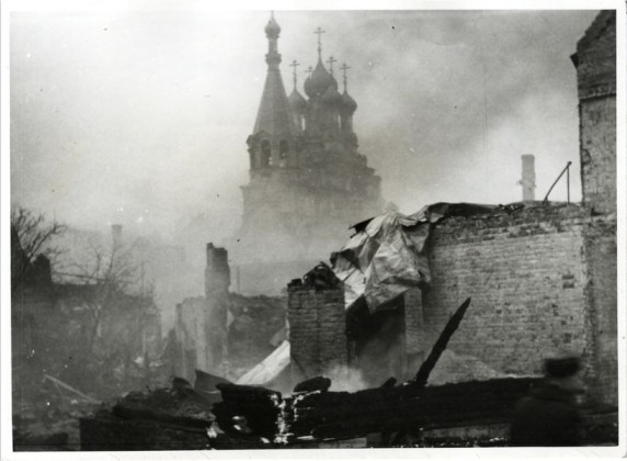 Введенская церковь Пюхтицкого подворья в Таллине. Снимок сделан после бомбардировки города 9 марта 1944 года. Все сооружения в большом радиусе вокруг церкви были разрушены, а в церковь не попало ни одной бомбы. В 1960 году решением Таллинского горисполкома снесена