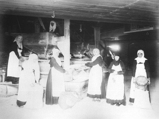 Труды сестер на мельнице