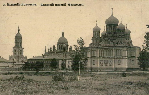 Монастырь был похож на величественную лавру