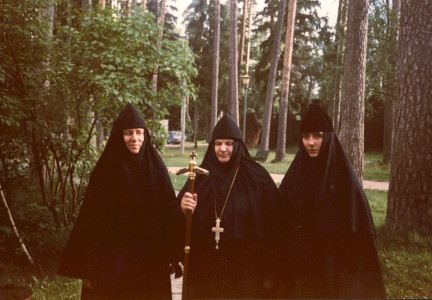 В Спасо-Преображенской пустыни. Благочинная монахиня Сергия (слева). В центре - игумения Магдалина.jpg В Спасо-Преображенской пустыни. Благочинная монахиня Сергия (слева). В центре - игумения Магдалина.jpg