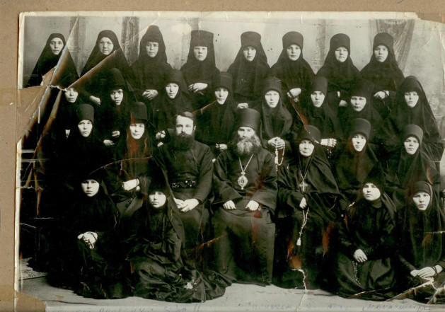 В центре - Священномученик Андроник, архиепископ Пермский и Соликамский, игумения Успенской женской обители Нина (вторая справа) со слушательницами дореволюционных катехизаторских курсов для монашествующих