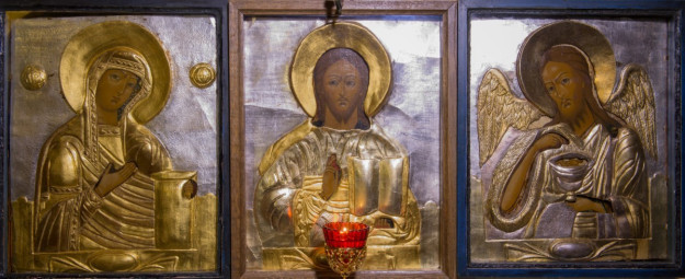 Храм Рождества Богородицы, детали.Иконы пр. Серафима.jpg