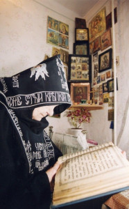Схимница за чтениея Неусыпаемой псалтири.jpg