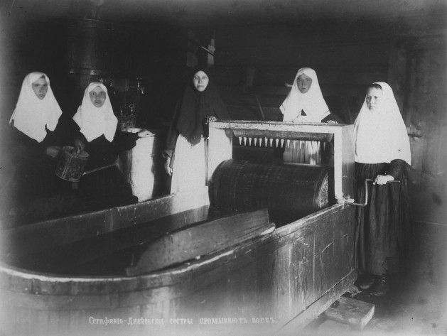 Дивеевские сестры промывают воск