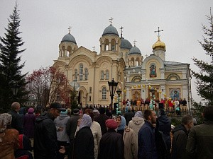 Митрополит Кирилл отслужил праздничную Литургию  в Верхотурском Свято-Никольском монастыре