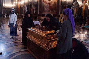 Сестры Аносиной пустыни поклонились мощам свт. Николая в Храме Христа Спасителя