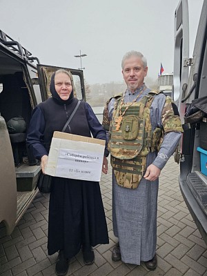 В рамках очередной гуманитарной миссии в Донецкую область сестрами Крестовоздвиженского Иерусалимского монастыря для учащихся переданы канцелярские принадлежности