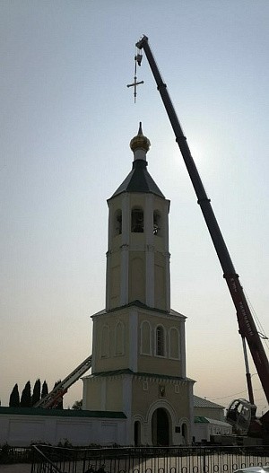 Надвратную колокольню Иоанно-Богословского монастыря Саранской епархии украсил новый крест