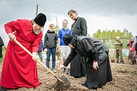 В Ризоположенском монастыре в Удмуртии посажен сад в честь 75-летия Великой Победы