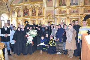 Настоятельницу Зосимовой пустыни поздравили с днем рождения  