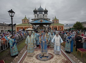 Митрополит Варсонофий возглавил Литургию в Тихвинском Успенском монастыре