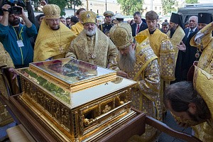 Ковчег с мощами свт. Николая принесен в Александро-Невскую лавру