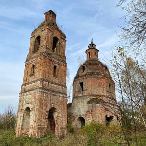 Прихожане Спасо-Преображенского монастыря посетили святой источник и руинированный храм