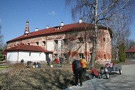 Волонтеры Брестской школы помогли в благоустройстве территории Рождество-Богородицкого монастыря