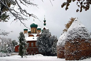 Архиепископ Феогност совершил визит в Пюхтицкий монастырь и передал Патриаршее поздравление его настоятельнице